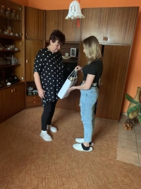 Předání dárku týmu ZŠ Velká Hleďsebe paní Anděle Kratochvílové 