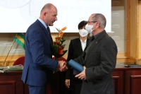 Při udílení Čestné plakety hejtmanky Plzeňského kraje za odvážné občanské postoje, listopad 2021