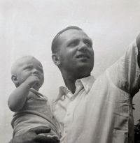 Otec Otto Kořínek se synem Pavlem, červenec 1944 v Litovli