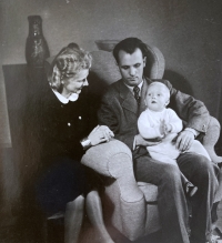 Rodina Kořínkových se synem Pavlem v roce 1944