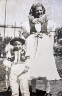 Matka Emílie se synem Pavlem v Litovli (výročí osvobození 1946)