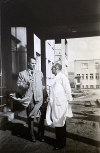 Otec Otto Kořínek v nemocnici v Ústí nad Orlicí v roce 1950