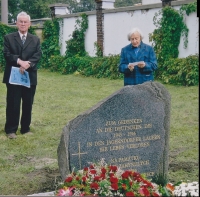 Kurt Schmidt při odhalení pomníku německým obětem internačních táborů