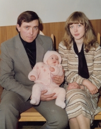 Iva Rudolecká s manželem Zdeňkem a nejstarší dcerou Michaelou při vítání občánků v roce 1984