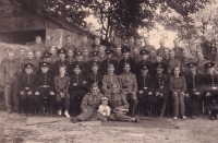 Dědeček Hugo 4. zprava dole, vedle něj nalevo otec Antonín. Hasičský sbor Trutnov, 2. polovina 40. let 20. století