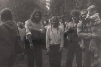 Vlastimil Procházka (vpravo) v náručí se synem Dušana Leitgeba, vlevo v bílé košili Vladimír Mišík, na koncertě ve Chvaleticích, 1981