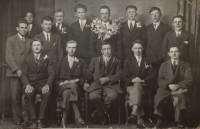 Otcův odvod na vojnu, Jan Táborský uprostřed s květinou, rok 1930