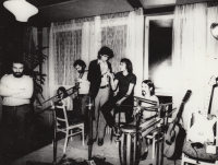 Koncert kapely Marsyas v Klubu Q, uprostřed s cigaretou v ústech Břetislav Rychlík, Veselí nad Moravou, 1979