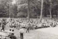 Shromáždění lidí v parku ve Veselí nad Moravou během zakázaného festivalu Léto s muzikou, červenec 1980