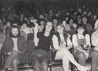 Vlastimil Procházka vlevo na koncertě Jaroslava Olina Nejezchleby