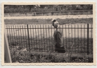 Antonín Nováček na cestě do práce, tehdy propuštěn od četnictva po zatčení dcery Vlasty v roce 1950