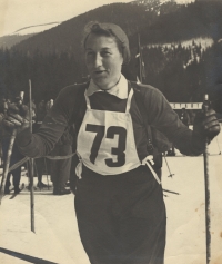 Božena Kubíčková na lyžařských závodech v roce 1953
