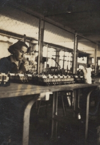 Božena při práci v továrně, 1952