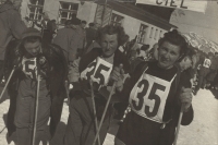 Božena s dalšími závodnicemi v Nízkých Tatrách, 12. března 1951