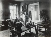 Dílna puškařství Jaroslava Teichmana v Pekařské ulici v Olomouci v roce 1946