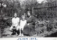 Darina Martinovská (in the middle) with Larisa (left) and aunt Věra (right), Žatec, August 1952
