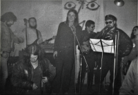 Tomáš Kábrt na pódiu na koncertě v Dasnicích, 1988