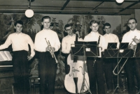Slánská dixielandová kapela, Manfred Hacker zcela vlevo u klavíru, 1955
