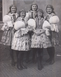 Věra Domincová s děvčaty z Hradišťanu, 1954