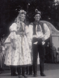 Pamětnice s bratrem Luborem jako nevěsta a ženich, Strážnice, 1953