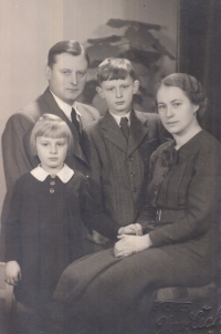 Věra Domincová s rodiči Vladimírem a Ludmilou a bratrem Luborem, 28. října 1939