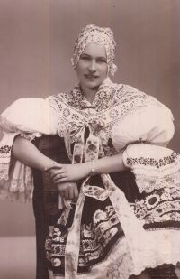 Ludmila Mayerhöferová, později Milevská, matka pamětnice v kyjovském kroji, 1937