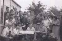 Věra Domincová se souborem během zájezdu ve Francii na zahradě československého emigranta, pro kterého děvčata připravila švestkové knedlíky, 1958