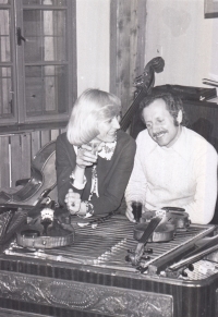 Věra Domincová s cimbalistou Hradišťanu M. Maňáskem, Slovanská búda, 1985