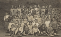 Druhá třída obecná v Klášterci nad Orlicí, Božena v prostřední řadě vpravo, 1936