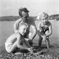 František s otcem a sestrou, Brno 1957