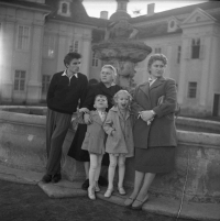 Zleva bratranec, babička, maminka, ve spodní řadě František a sestra, 1957