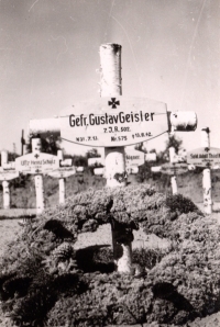 Hrob maminčina bratra Gustava, jenž zemřel na východní frontě v roce 1942