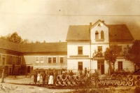 Geislerův dům s hostincem a betonárkou ve Slaném, začátek 30. let
