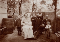Geislerova rodina, maminka Manfreda Hackera ještě jako miminko na klíně, 1909