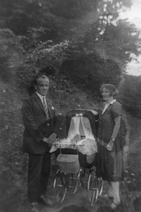 Jaruše and her parents. 1927