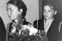 Dcery pamětnice Ivona (vlevo) a Jitka. Promoce Ivony, cca 1982