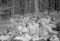 Společný výlet v Radotíně. Pamětnice v dolním pravém rohu. Starosta dole vlevo, červen 1931