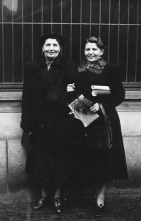 Graduation ceremony in Karolinum. Jaruše with her mother, Marie Horynová, née Dovolilová. Prague, December 1952