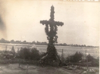 Hrob zavražděných v Českém Malíně krátce po tragédii