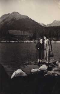 Hedvika Rudolfová (vpravo) s maminkou u Štrbského plesa v roce 1962