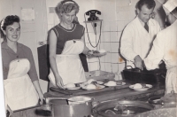 Pamětnice (druhá zleva) ve Vojenské zotavovně Bedřichov ve Špindlerově Mlýně