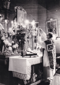 Farář Vítězslav Schneiderka v původním, posléze vyhořelém kostele v Ostravě - Hrabové, 70. léta 20. století