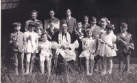 Farář Vítězslav Schneiderka s dětmi z Ostravy - Hrabové, 70. léta 20. století