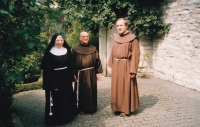 S br. Matoušem u sester klarisek v Paderbornu (1993)