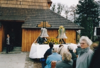 Marie Sněhotová v roce 2004 při svěcení zvonů do nově postaveného kostela v Ostravě - Hrabové na místě původního vyhořelého kostela