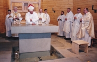 Biskup František Lobkowicz při otevření nového kostela na místě vyhořelého kostela v Ostravě - Hrabové, rok 2004