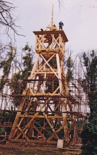Stavba nové věže na místě vyhořelého kostela v Ostravě - Hrabové v roce 2002