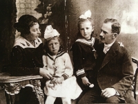 Zleva babička Anna Blažková, matka pamětnice Květuše, teta Věra a dědeček Alois Blažek