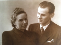 Snoubenci Květuše Blažková a František Hladký, rodiče pamětnice, rok 1939