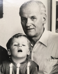 Otec pamětnice František Hladký s vnukem Kryštofem, rok 1971
